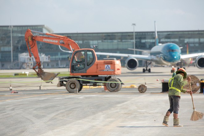 Đại công trường hơn 2000 tỷ cải tạo đường băng sân bay Quốc tế Nội Bài - Ảnh 1.