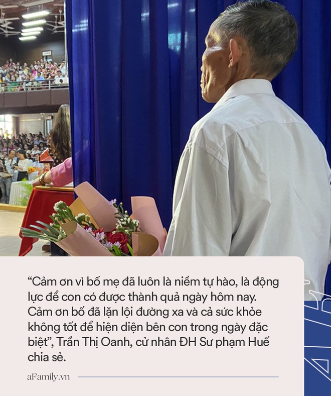 Xúc động câu chuyện về bức ảnh cha già khắc khổ ôm hoa đứng sau cánh gà trong ngày lễ tốt nghiệp của con gái - Ảnh 2.