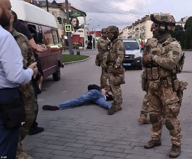Tổng thống Ukraine làm theo yêu cầu quái dị của tay súng để cứu 20 con tin: Lên facebook kêu gọi xem phim kinh dị từ 2005 - Ảnh 2.
