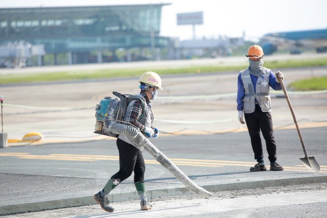 Đại công trường hơn 2000 tỷ cải tạo đường băng sân bay Quốc tế Nội Bài - Ảnh 15.