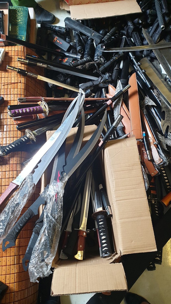 Thu giữ hơn 200 vũ khí thô sơ và công cụ hỗ trợ tại cửa hàng bán đồ gia dụng ở chợ Cốc Lếu - Ảnh 1.