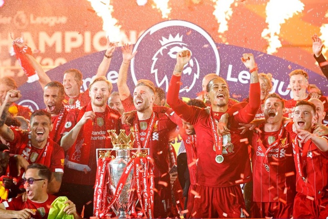 Những khoảnh khắc rực rỡ nhất trong ngày Liverpool nâng cúp vô địch Anh sau 30 năm mòn mỏi chờ đợi - Ảnh 5.