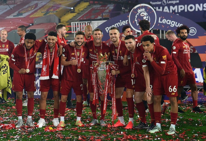 Những khoảnh khắc rực rỡ nhất trong ngày Liverpool nâng cúp vô địch Anh sau 30 năm mòn mỏi chờ đợi - Ảnh 8.