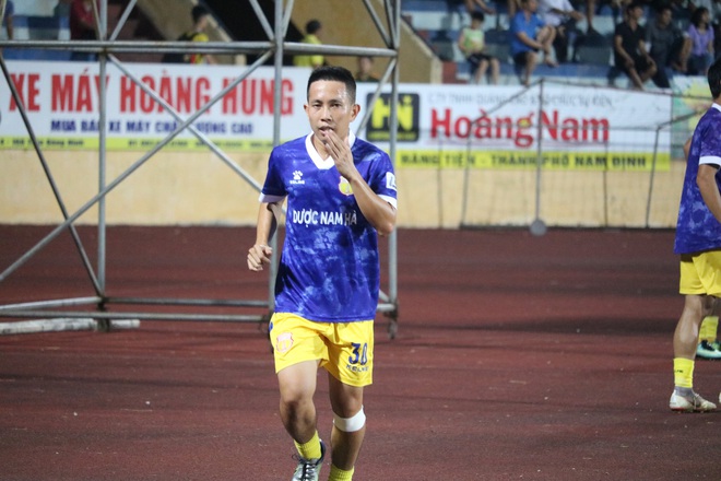 Cầu thủ thấp nhất V.League: Tôi vào sân chiến đấu không ngán gì - Ảnh 2.