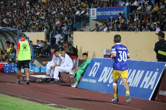 Cầu thủ thấp nhất V.League: Tôi vào sân chiến đấu không ngán gì - Ảnh 3.