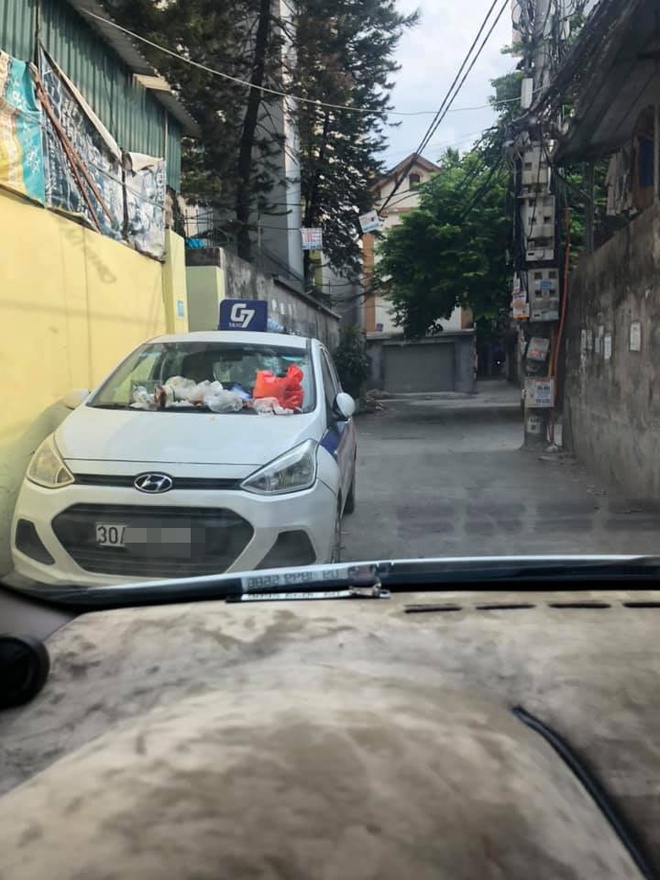 Đỗ xe trong ngõ gây cản trở, khi quay lại tài xế taxi tá hoá vì nhận hàng loạt túi quà lạ - Ảnh 1.