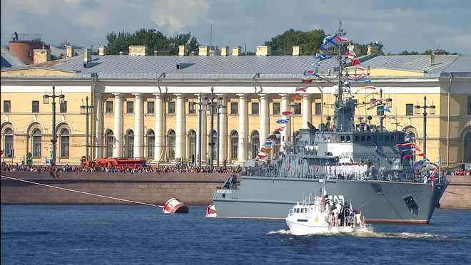 Hải quân Nga duyệt binh, phô diễn sức mạnh chưa từng có: Tổng thống Putin khoe vũ khí mới - Ảnh 3.
