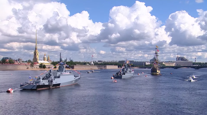 Hải quân Nga duyệt binh, phô diễn sức mạnh chưa từng có: Tổng thống Putin khoe vũ khí mới - Ảnh 5.