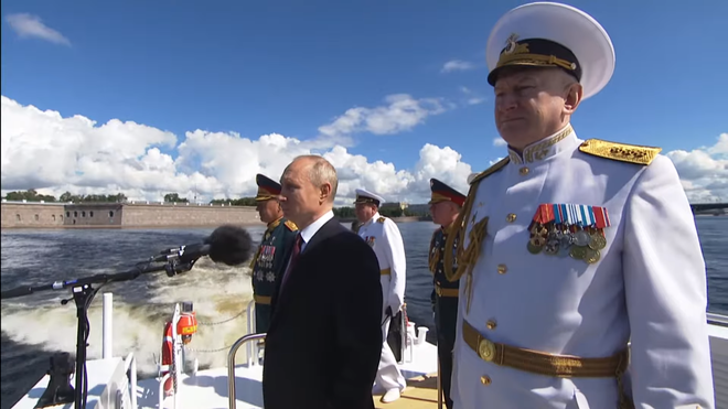 Hải quân Nga duyệt binh, phô diễn sức mạnh chưa từng có: Tổng thống Putin khoe vũ khí mới - Ảnh 2.