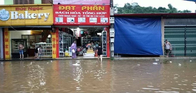 Mưa lớn trút xuống gây ngập lụt ở Lào Cai, ô tô ngụp lặn dưới nước - Ảnh 8.