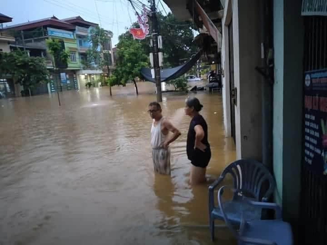 Mưa lớn trút xuống gây ngập lụt ở Lào Cai, ô tô ngụp lặn dưới nước - Ảnh 5.