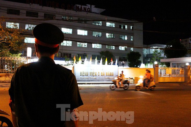 Quân đội phun khử trùng 2 bệnh viện bị phong tỏa ở Đà Nẵng - Ảnh 1.