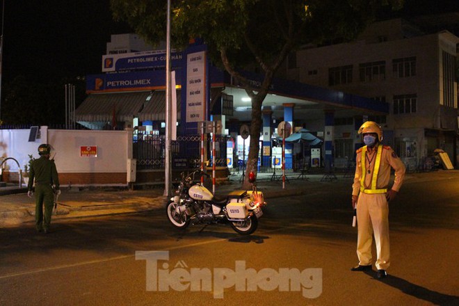 Quân đội phun khử trùng 2 bệnh viện bị phong tỏa ở Đà Nẵng - Ảnh 2.