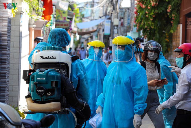 Thủ tướng: Không để dịch bệnh bùng phát, lan rộng ở Đà Nẵng và các địa phương khác; Quân đội phun khử trùng 2 bệnh viện bị phong tỏa ở Đà Nẵng - Ảnh 1.
