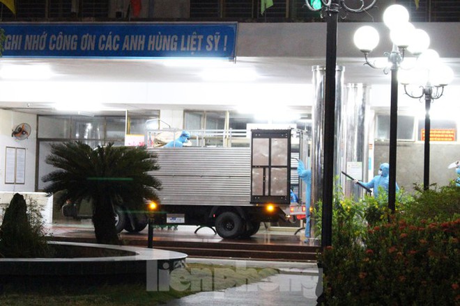 Quân đội phun khử trùng 2 bệnh viện bị phong tỏa ở Đà Nẵng - Ảnh 4.