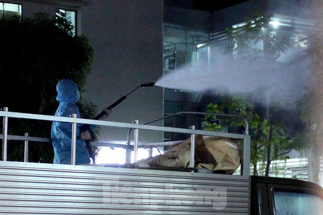 Quân đội phun khử trùng 2 bệnh viện bị phong tỏa ở Đà Nẵng - Ảnh 5.