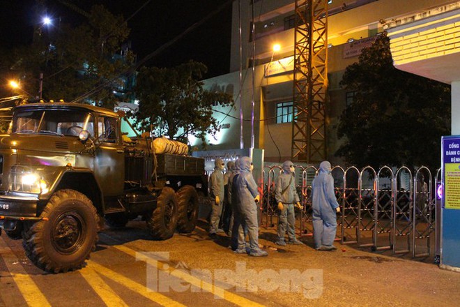 Quân đội phun khử trùng 2 bệnh viện bị phong tỏa ở Đà Nẵng - Ảnh 9.