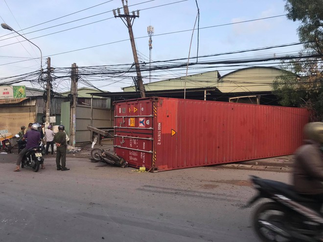 Thùng xe container rơi ra khỏi xe sau tai nạn, đè chết 1 người đi xe máy - Ảnh 1.