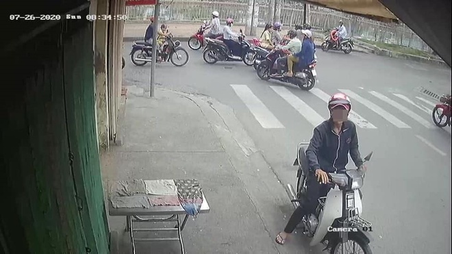 Nam thanh niên dừng xe máy, lao vào vỉa hè bê trộm cái bàn phơi khăn khiến tất cả ngao ngán - Ảnh 2.