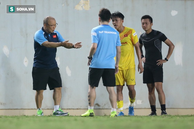 Sao trẻ HAGL bị thầy Park chỉnh lại cách đi bóng sau trận đấu nội bộ của U22 Việt Nam - Ảnh 1.