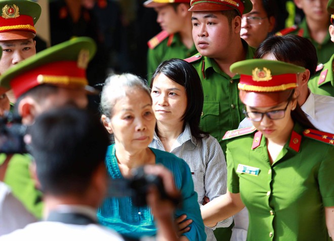 Nữ chủ mưu vụ giết người đổ bê tông tươi cười khi được dẫn giải đến tòa, bình tĩnh khi nghe HĐXX tuyên án tử hình - Ảnh 5.