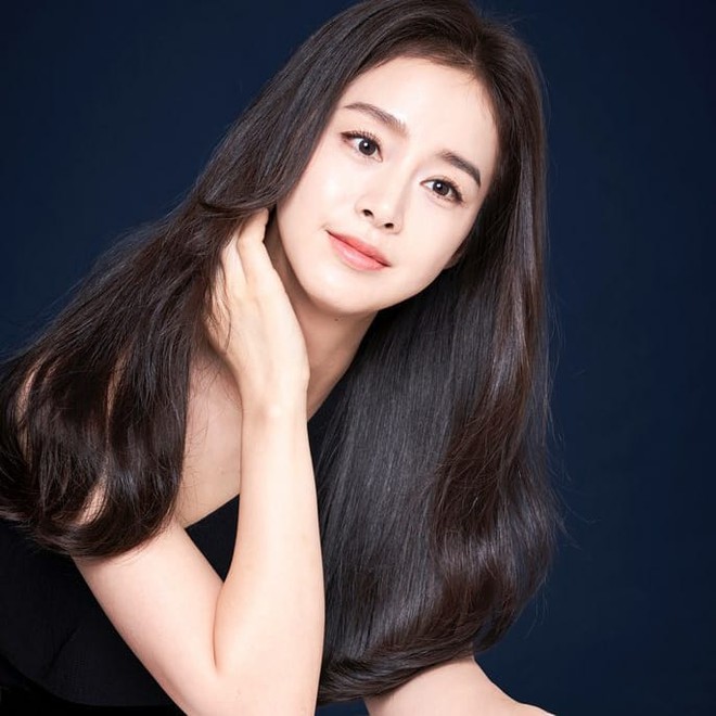 Bất ngờ với nhan sắc của Kim Tae Hee sau hàng loạt lời chê bai già nua xuống sắc khi làm mẹ bỉm sữa - Ảnh 1.