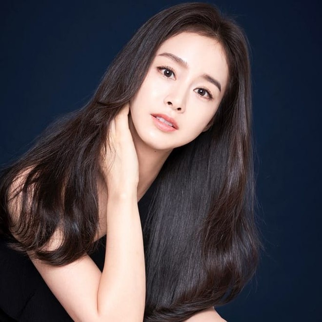 Bất ngờ với nhan sắc của Kim Tae Hee sau hàng loạt lời chê bai già nua xuống sắc khi làm mẹ bỉm sữa - Ảnh 2.