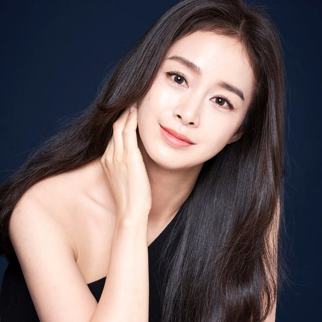 Bất ngờ với nhan sắc của Kim Tae Hee sau hàng loạt lời chê bai già nua xuống sắc khi làm mẹ bỉm sữa - Ảnh 4.