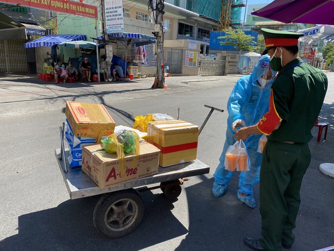 Chùm ảnh: Một ngày bận rộn của đội ngũ y bác sĩ BV Đà Nẵng trong khu phong tỏa - Ảnh 1.