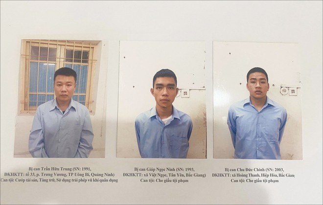 Nam thanh niên dùng súng K59 cướp ngân hàng bị bảo vệ dùng đèn pin vụt trúng gáy - Ảnh 1.