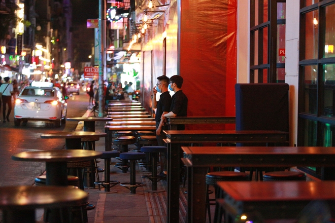 [Ảnh] Quán bar ở Bùi Viện đồng loạt đóng cửa, nhiều bạn trẻ ra đường đứng lúc 0 giờ - Ảnh 3.