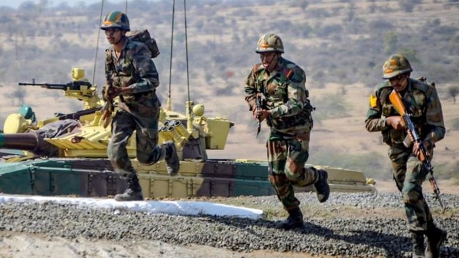Xung đột biên giới: TQ triển khai quân nhiều gấp 6 lần Ấn Độ, gồm cả tên lửa hiện đại nhất - Ảnh 1.