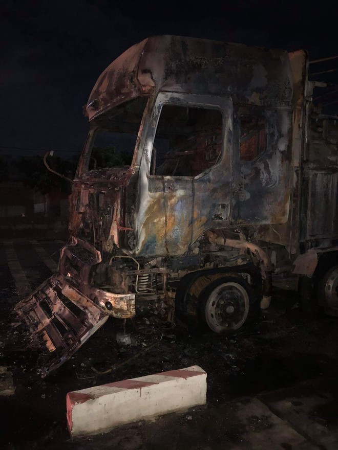 Sau tai nạn khiến người đi xe máy tử vong, xe tải kéo lê xe máy rồi bốc cháy dữ dội - Ảnh 5.