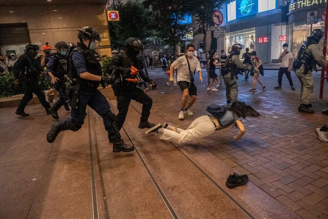 7 ngày qua ảnh: Cảnh sát đụng độ người biểu tình trên đường phố Hong Kong - Ảnh 3.