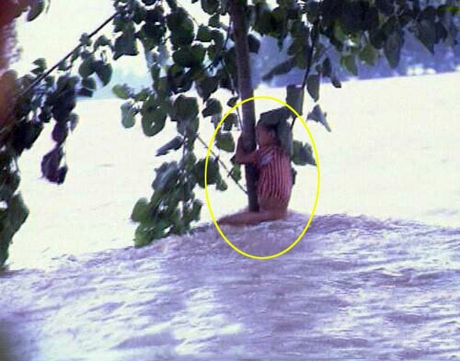 Cuộc sống sau 22 năm của cô bé 7 tuổi kiên cường ôm thân cây suốt 9 tiếng giữa trận “đại hồng thủy” năm 1998 - Ảnh 1.