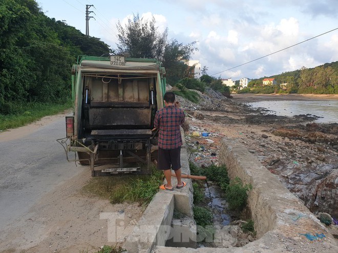 Chủ tịch thị trấn phân trần vụ đổ trộm chất thải ở Cô Tô - Ảnh 1.