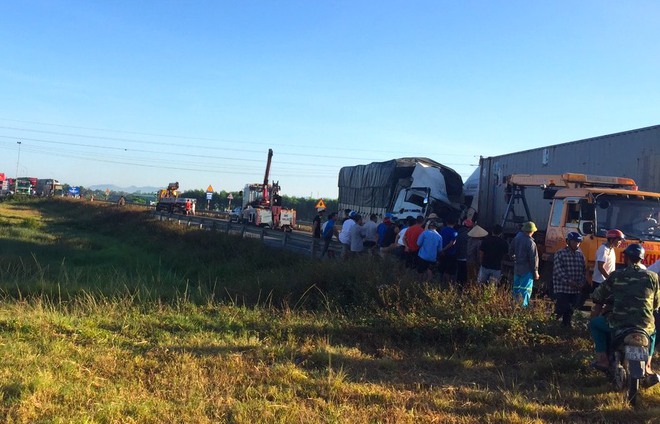 Đầu xe tải và xe container găm chặt sau tai nạn, 1 người chết, 2 người bị thương - Ảnh 9.