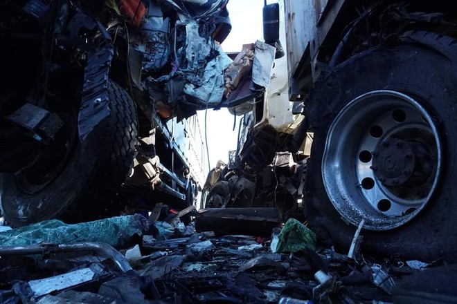 Đầu xe tải và xe container găm chặt sau tai nạn, 1 người chết, 2 người bị thương - Ảnh 4.