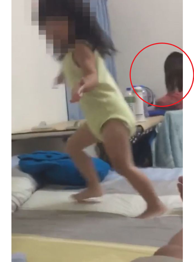 Xem lại đoạn video cũ của con gái, ông bố lạnh người phát hiện cô gái tóc đen phía sau - Ảnh 1.