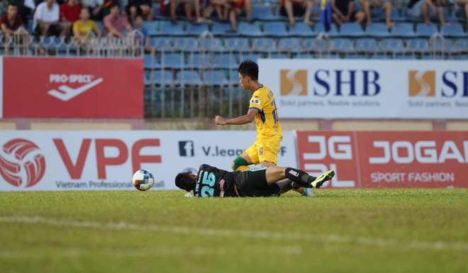 Bóng đá Việt Nam rất cần VAR sau tình huống tranh cãi về bàn thắng - Ảnh 1.