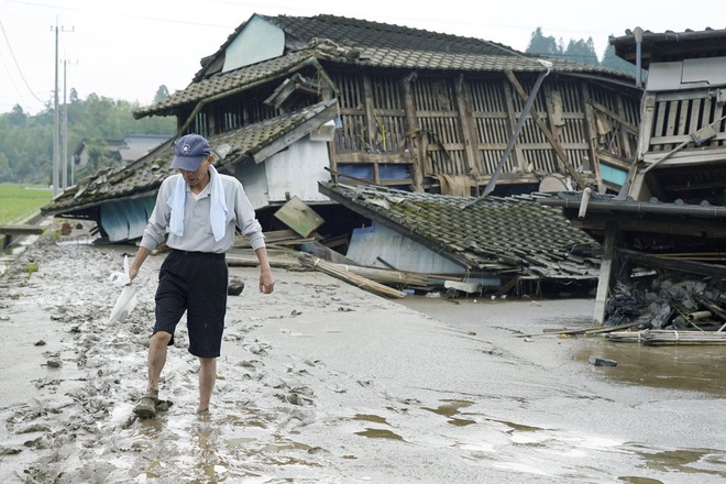 Chùm ảnh lũ lụt ở Nhật Bản: Nhấn chìm viện dưỡng lão, nuốt chửng nhà dân, cụ bà 78 tuổi ngụp lặn trong nước cùng chồng thoát chết thần kỳ - Ảnh 13.