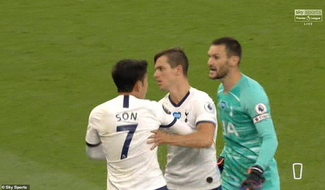 Son Heung Min suýt đánh nhau với thủ môn Hugo Lloris ngay trên sân - Ảnh 1.