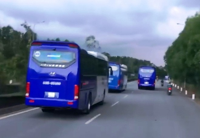 2 tài xế cản đường xe chữa cháy bị phạt 4 triệu, tước bằng lái 2 tháng - Ảnh 1.