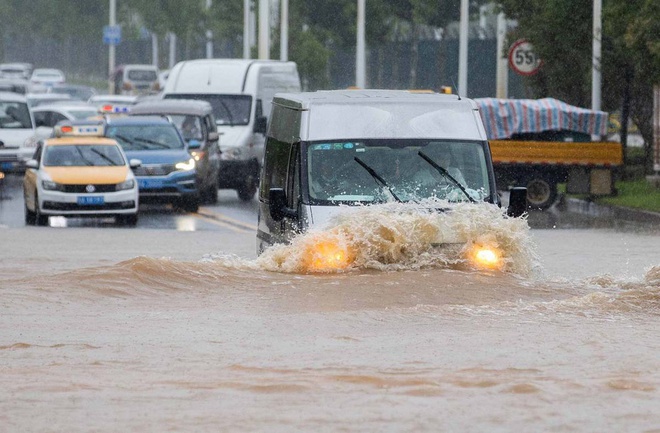 Cuộc sống lao đao của người dân Vũ Hán nửa đầu năm 2020: Dịch bệnh nguôi ngoai không bao lâu đã phải oằn mình chống lũ - Ảnh 17.