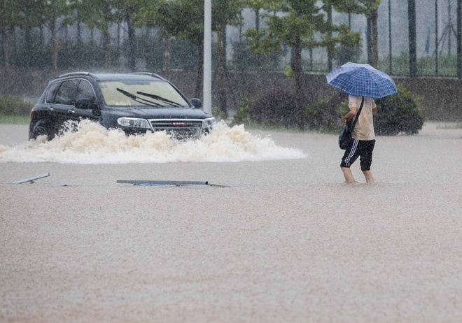 Cuộc sống lao đao của người dân Vũ Hán nửa đầu năm 2020: Dịch bệnh nguôi ngoai không bao lâu đã phải oằn mình chống lũ - Ảnh 18.