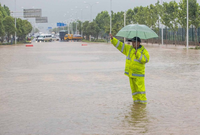 Cuộc sống lao đao của người dân Vũ Hán nửa đầu năm 2020: Dịch bệnh nguôi ngoai không bao lâu đã phải oằn mình chống lũ - Ảnh 19.