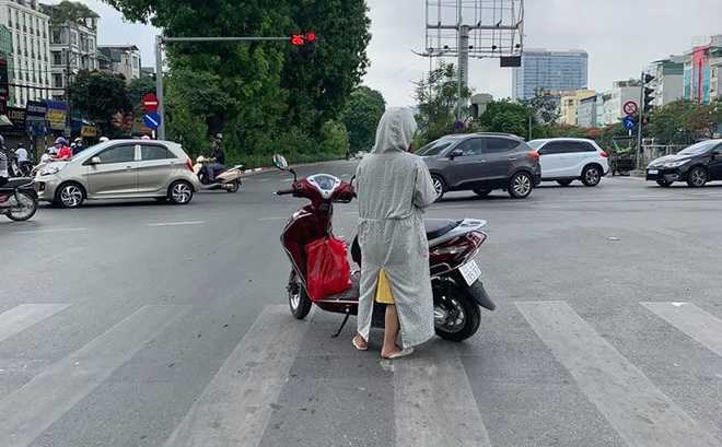 Người phụ nữ khiến cả phố Hà Nội "thở dài" vì phong cách dừng đèn đỏ ngang ngược Người phụ nữ khiến cả phố Hà Nội "thở dài" vì phong cách dừng đèn đỏ ngang ngược