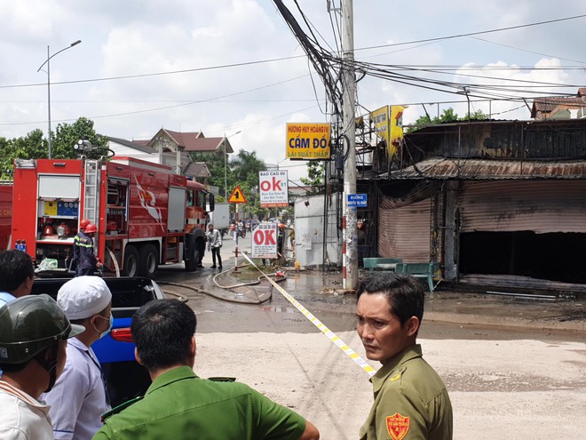 Nóng: Cháy tiệm cầm đồ ở Bình Dương, ít nhất 2 người tử vong - Ảnh 1.