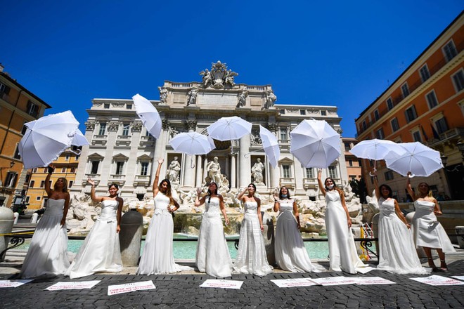 24h qua ảnh: Các cô dâu mặc váy cưới biểu tình vì đám cưới bị hoãn do dịch COVID-19 - Ảnh 5.