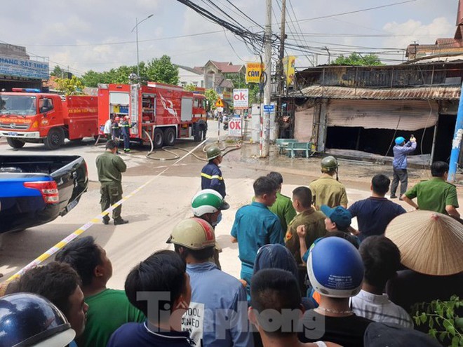 Vụ 3 người chết thảm giữa ban ngày trong tiệm cầm đồ: Người đàn ông mua bó hoa cúc vàng trước khi xảy ra cháy - Ảnh 2.